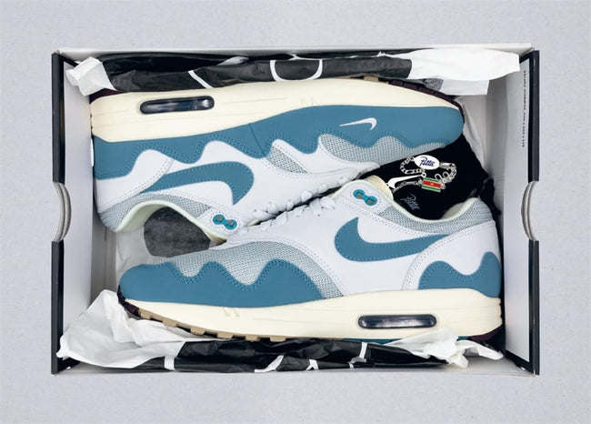 1,000 Deadstock Sneakers: The Dream Collection      Hardcover – October 17, 2023 Main Image